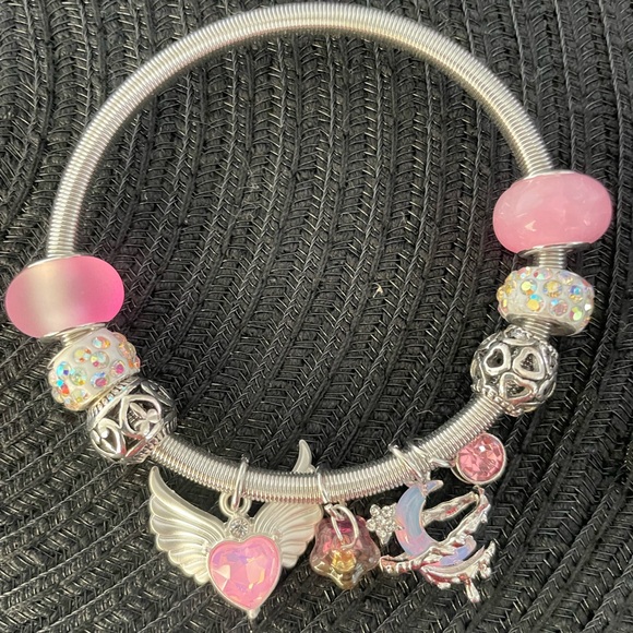 Custome made bracelets, keychains and other items handmade like these - Picture 2 of 13